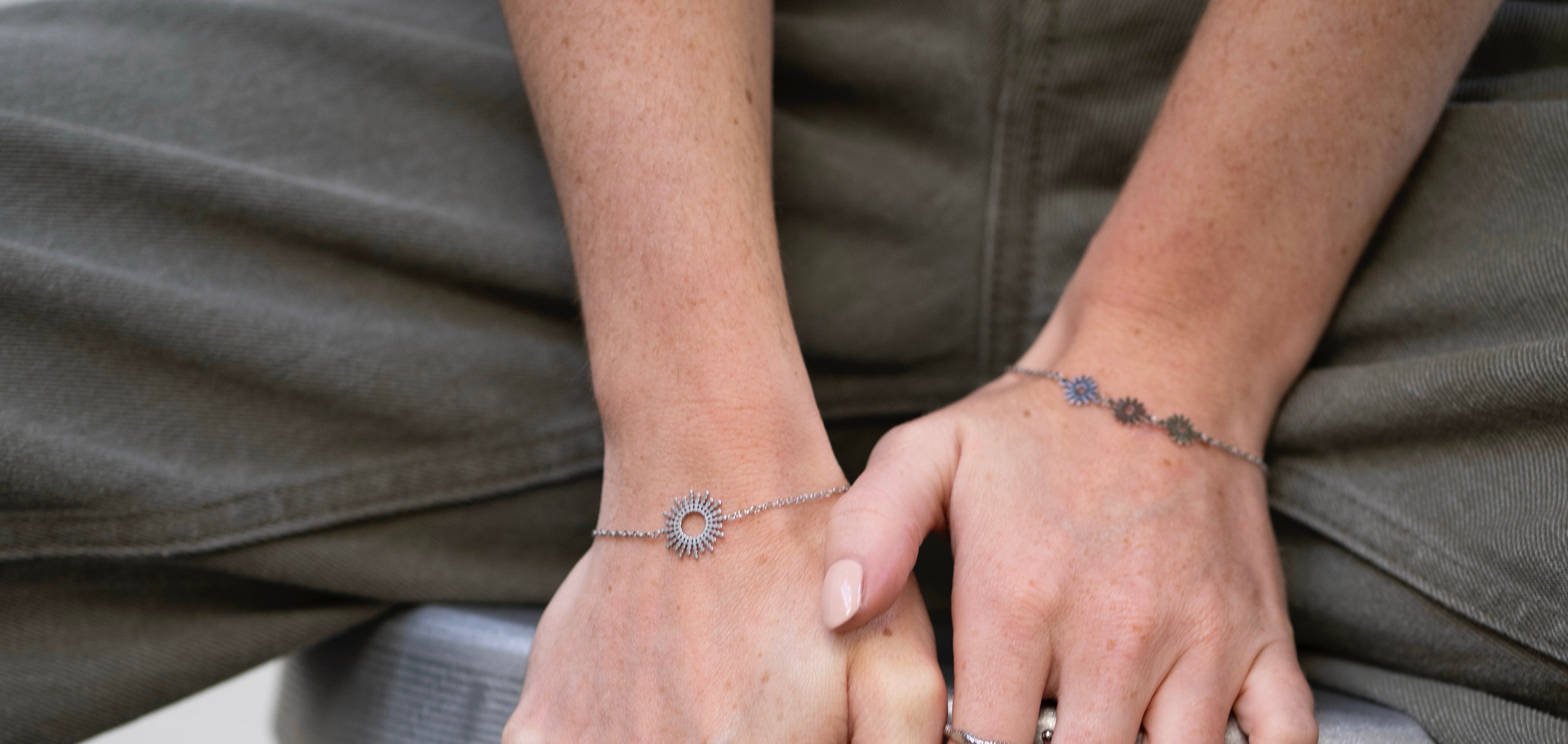 Zilverkleurige armbanden