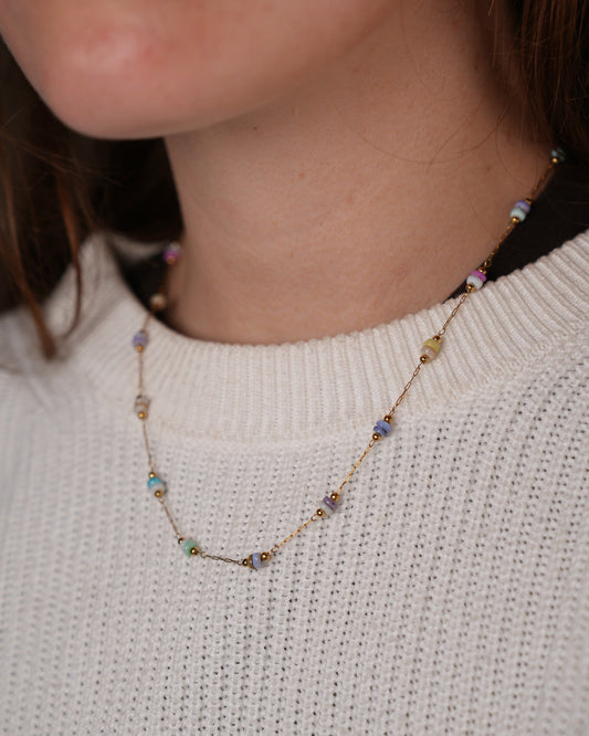 ketting met kraaltjes in het goudkleurig